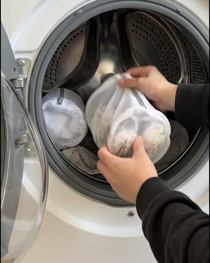 Deux sacs de lavage dans le tambour d'un lave-linge