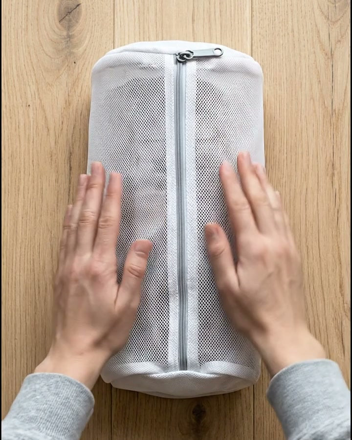 Le sac de lavage en maille fermé, basket à l'intérieur